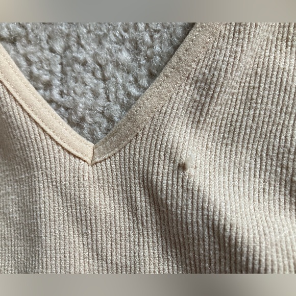 Aritzia Toni seamless tank, beige color, size M - Picture 5 of 10